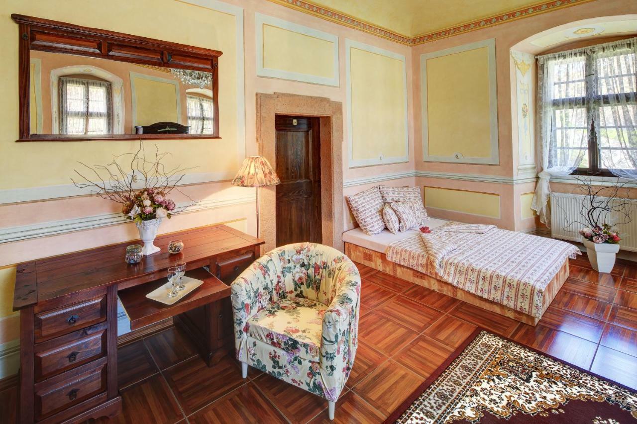 Dum Zameckych Kaplanu Hotel Valec ภายนอก รูปภาพ