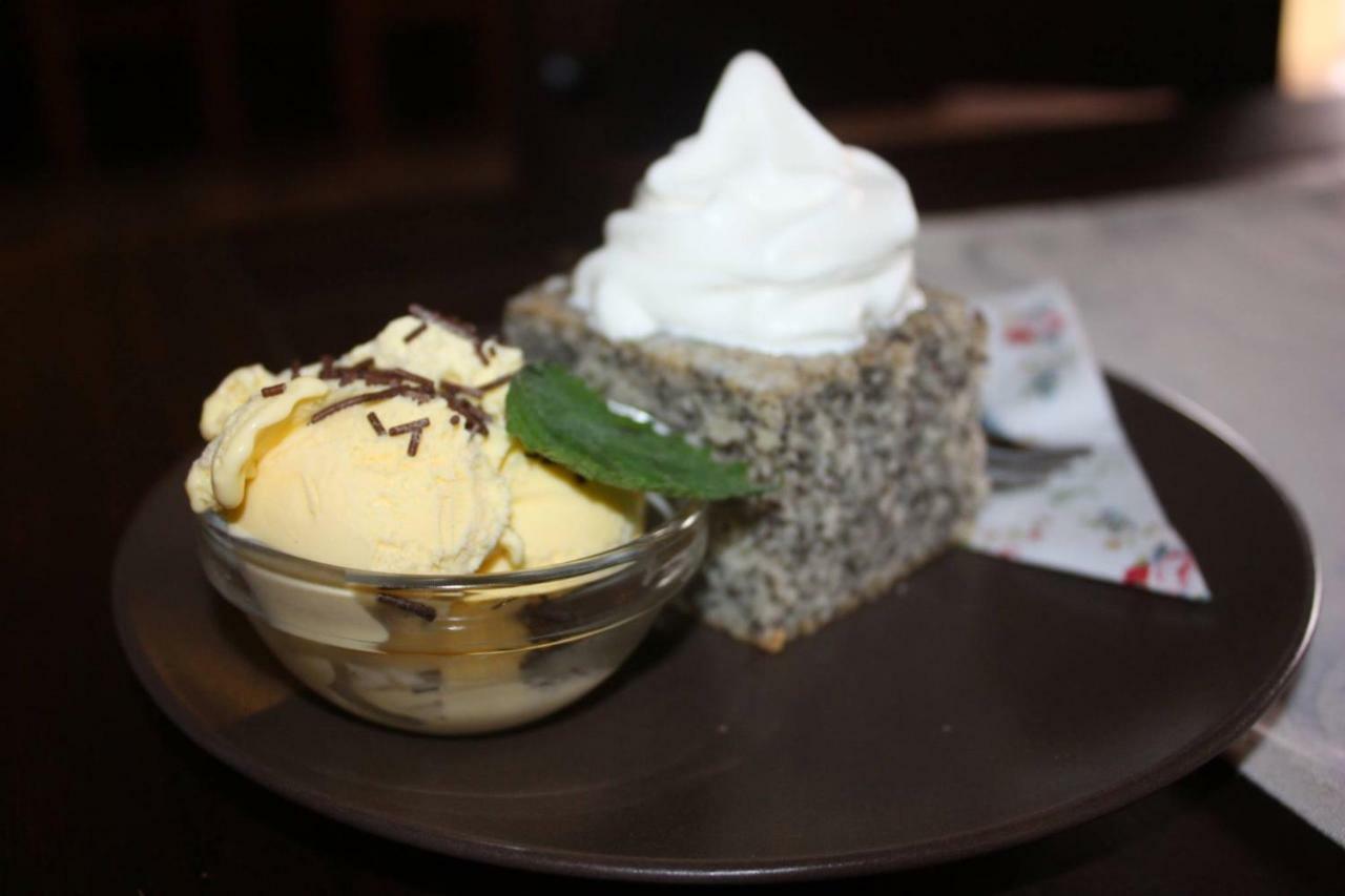 Dum Zameckych Kaplanu Hotel Valec ภายนอก รูปภาพ